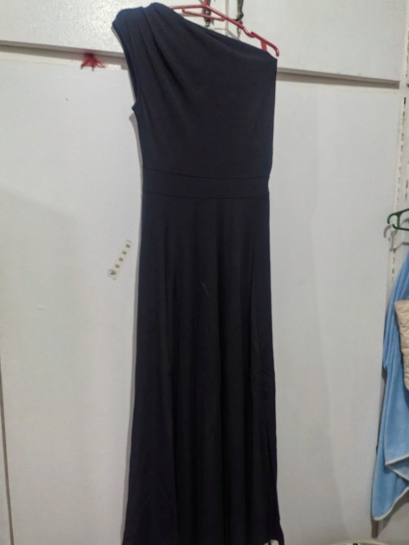 Black One-Shoulder Maxi Dress Size XS (Category: Dresses) located in Quezon City. Submitted by cjzelaq (Listing ID 1470535227, Image 2). Description: - Color: Solid black with belt Used this once last Dec party. Nasa taguan na Lang, paki Laban na Lang, nagkaron ng dumi pero pwde nmn labahan, - Style: Minimalist one-shoulder maxi dress - Fit: Fitted bodice with a defined waist and flared skirt - Detail: side slit - Condition: Excellent, clean look