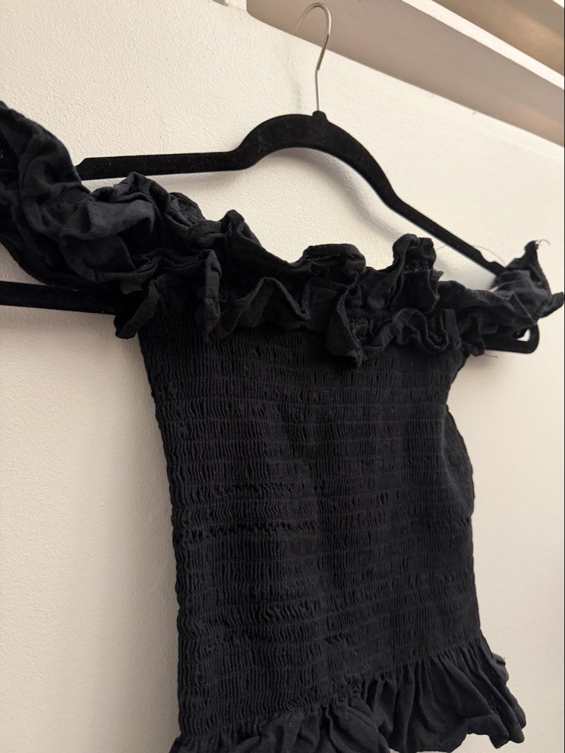 Black Ruffled Off shoulder Ribbed Top XS-S (Category: Sleeveless) located in Manila. Submitted by closetclearout.mnl (Listing ID 1470390590, Image 2). Description: xs-s stretchy rfs: never wore it .