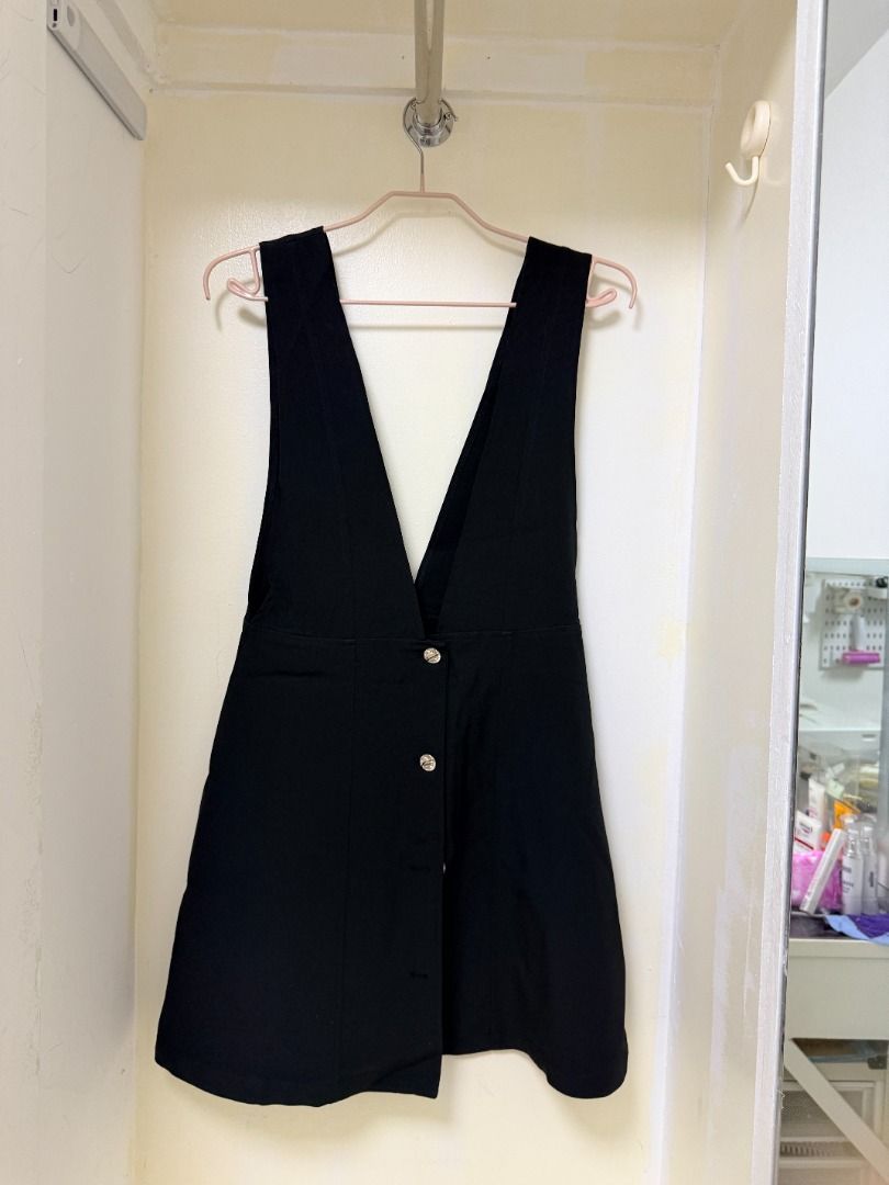 Black V neck Dress (Category: Dresses) located in Makati City. Submitted by yuriandcole (Listing ID 1470382668, Image 1). Description: Black V neck dress.