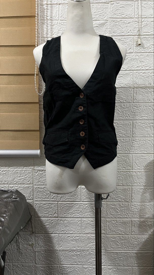 Black V-neck Button Vest (Category: Sleeveless) located in Cavite. Submitted by aureabiazon (Listing ID 1470360850, Image 1). Description: Size: XS-S MOP: gcash MOD: j&t or lalamove (sf shouldered by buyer) pm nalang po for more info🤗💗.