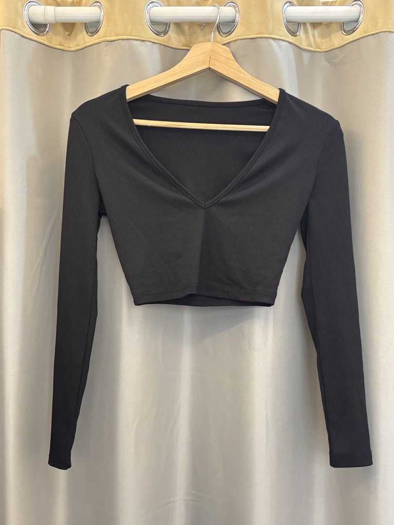 Black V-Neck Ribbed Long Sleeve Crop Top (Category: Longsleeves) located in Manila. Submitted by perwinkle.ph (Listing ID 1470432529, Image 1). Description: - Color: Black - Style: Long sleeve crop top with deep V-neck - Fabric: Soft, stretchy ribbed material - Fit: Form-fitting and comfortable - Perfect for pairing with high-waisted jeans or layering.
