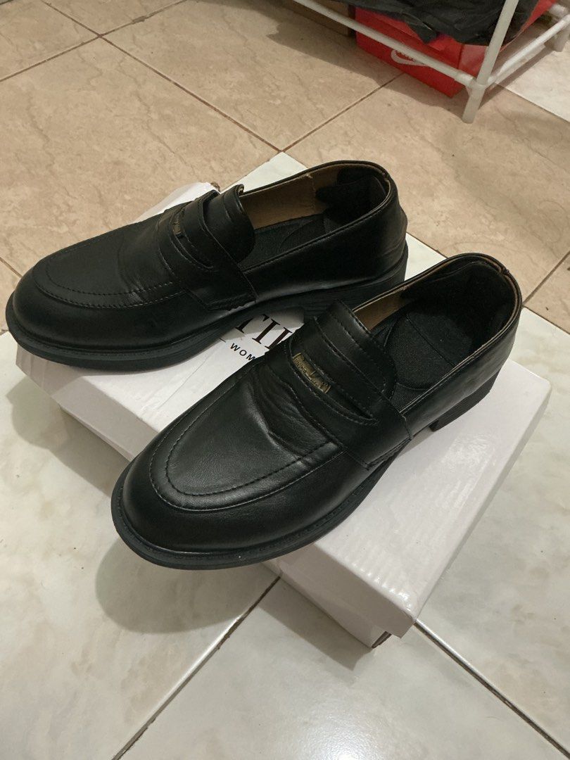 Black Women Loafers Size 36 (Category: Loafers) located in Quezon City. Submitted by jessagggg (Listing ID 1470436894, Image 2). Description: - Style: Classic black slip-on loafers - Detail: Gold metal accent reading 'SINCE 1999' on the strap - Size: 38 (marked on the bottom) - Sole: Low heel with textured rubber for extra grip - Inclusions: Original white box - Condition: Excellent, ready to wear.