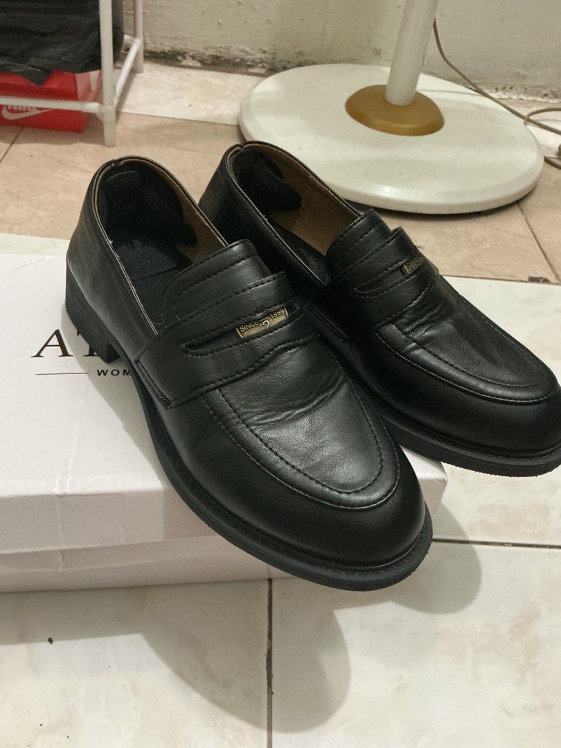 Black Women Loafers Size 36 (Category: Loafers) located in Quezon City. Submitted by jessagggg (Listing ID 1470436894, Image 1). Description: - Style: Classic black slip-on loafers - Detail: Gold metal accent reading 'SINCE 1999' on the strap - Size: 38 (marked on the bottom) - Sole: Low heel with textured rubber for extra grip - Inclusions: Original white box - Condition: Excellent, ready to wear.
