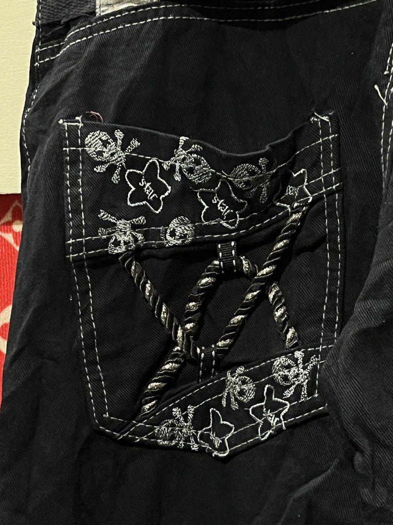 Y2K Rocker/Grunge Black Jeans (Category: Jeans) located in Lucban. Submitted by rep.rznt (Listing ID 1470503032, Image 3). Description: Dimes: 28-30 width, 39.5 length, 7.5 hem.