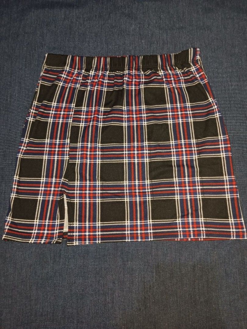 Black-based plaid mini skirt with small side slit (Category: Skirts) located in Manila. Submitted by superdex29 (Listing ID 1470448403, Image 1). Description: SIZE: 24 ‎LENGTH: 14 ‎USED BUT NOT ABUSE ‎RFS : NEED FUNDS ‎.