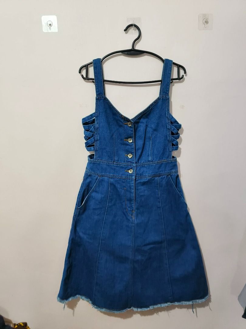 Blue Denim Midi Dress with Cutout Sides (Category: Dresses) located in Caloocan City. Submitted by reacortez_28 (Listing ID 1470522621, Image 1). Description: - Style: Blue denim midi dress - Neckline & Straps: V-neck with thick shoulder straps - Details: Functional front buttons, chic side waist cutouts, and two back patch pockets - Hem: Trendy raw, frayed hemline - Fit & Occasion: Comfortable everyday piece, ideal for casual lakad or coffee dat