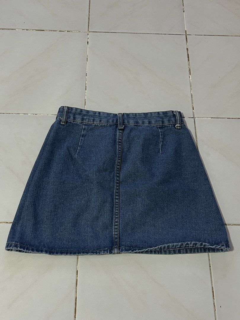 Blue Denim Mini Skirt (Category: Skirts) located in Manila. Submitted by viyyu (Listing ID 1470416648, Image 3). Description: •Front button closure with belt loops •Back darts for a flattering fit •Note: Small tear on the inside pocket lining fabric on one of the pockets.