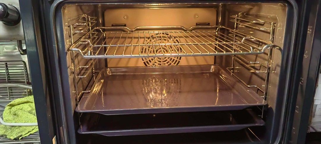 Bosch Built-In Oven with Digital Control Panel (Category: Ovens & Toasters) located in Taguig. Submitted by gongolly2007 (Listing ID 1470497491, Image 2). Description: - Brand: Bosch built-in electric oven (Stainless Steel) - Condition: Fully functional, ready for installation display - Cosmetic Flaws: Noticeable rust and wear along the bottom handle area and body - Features: Digital control panel with rotating dial and touch buttons, 4D hot air 