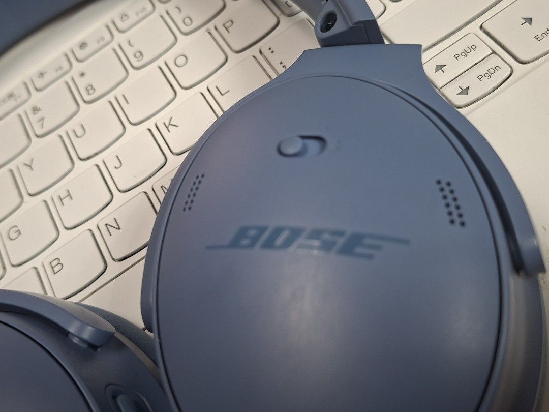 Bose Noise Cancelling Headphones Blue (Category: Headphones & Headsets) located in Taguig. Submitted by gongolly2007 (Listing ID 1470494939, Image 3). Description: Bose over-ear headphones in blue colorway. Comfortable plush ear cushions marked with large letters inside for left and right orientation. Clean headband padding with neat stitching. Wireless design with physical control buttons on the ear cups. Great daily driver for commuting or list