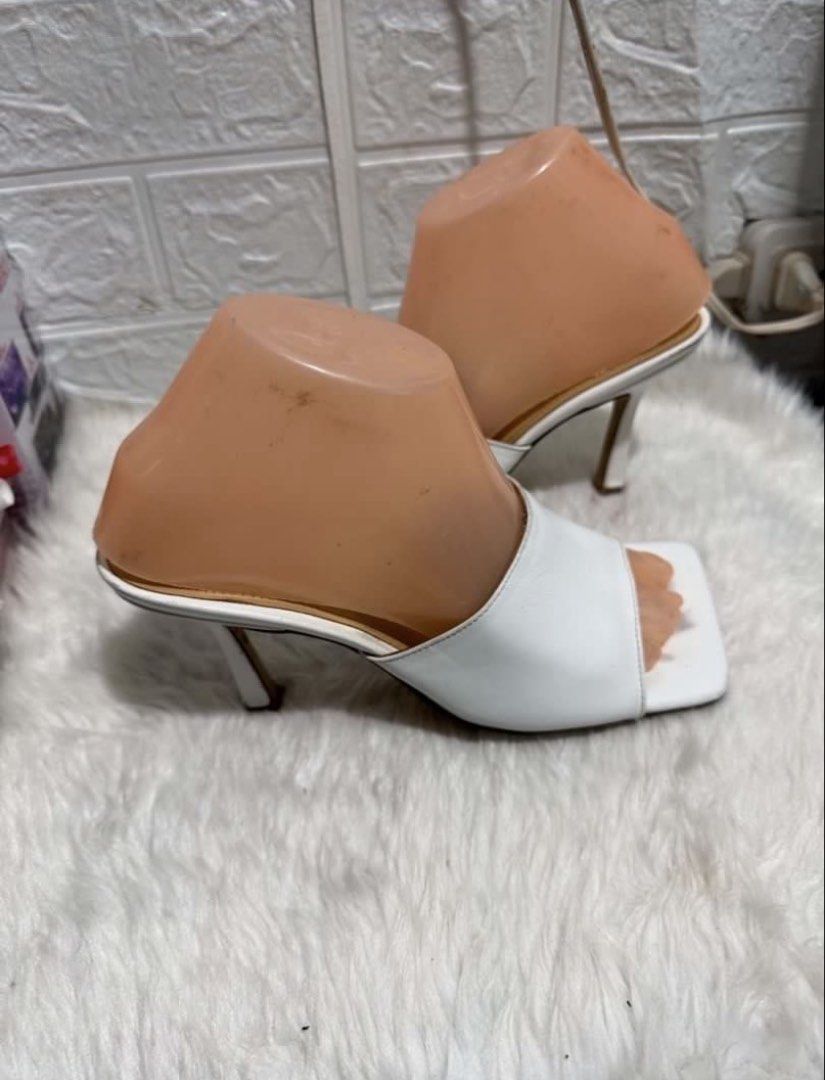 Bottega Veneta (Category: Flats & Sandals) located in Mati. Submitted by yukilux_ (Listing ID 1470353486, Image 2). Description: .