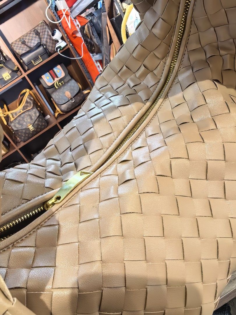 Bottega Veneta (Category: Tote Bags) located in Lapu Lapu. Submitted by loveonline2 (Listing ID 1470424085, Image 2). Description: .
