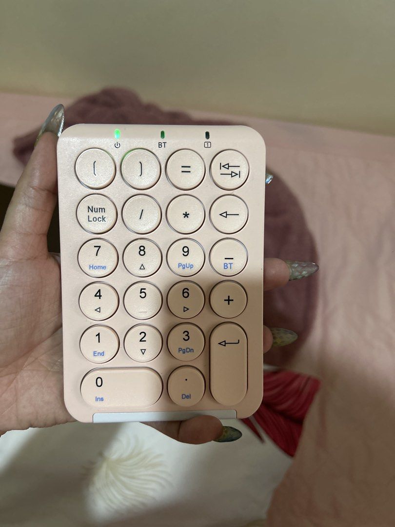 BOW Pink Wireless Bluetooth Numeric Keypad Number Pad (Category: Computer Keyboard) located in Mataasnakahoy. Submitted by monoky (Listing ID 1470485106, Image 1). Description: BOW Numpad – Pink 🎀 ₱300 - Last Price * Cute pink color * Compact and space-saving * Perfect for pink desk setups Condition: Pre-loved 📌 Please manage your expectations as this is a second-hand item. Feel free to message for more details or photos before purchasing! BUYE