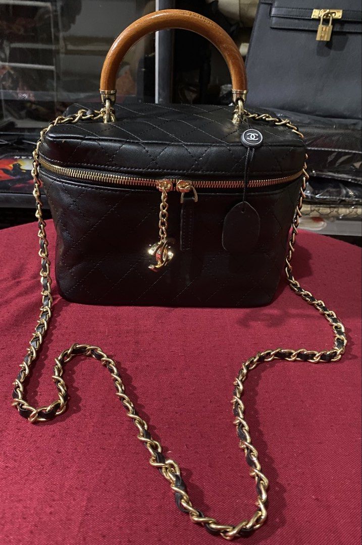 Box type (Category: Cross-body Bags) located in Manila. Submitted by gelaimarieh (Listing ID 1470412578, Image 1). Description: .
