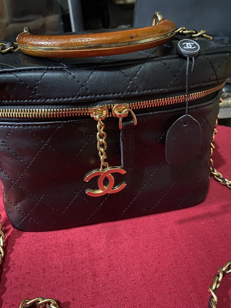 Box type (Category: Cross-body Bags) located in Manila. Submitted by gelaimarieh (Listing ID 1470412578, Image 3). Description: .