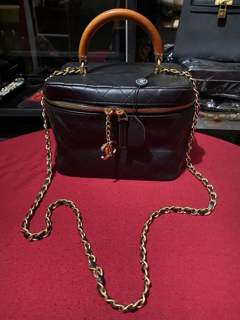 Box type (Category: Cross-body Bags) located in Manila. Submitted by gelaimarieh (Listing ID 1470412578, Image 2). Description: .