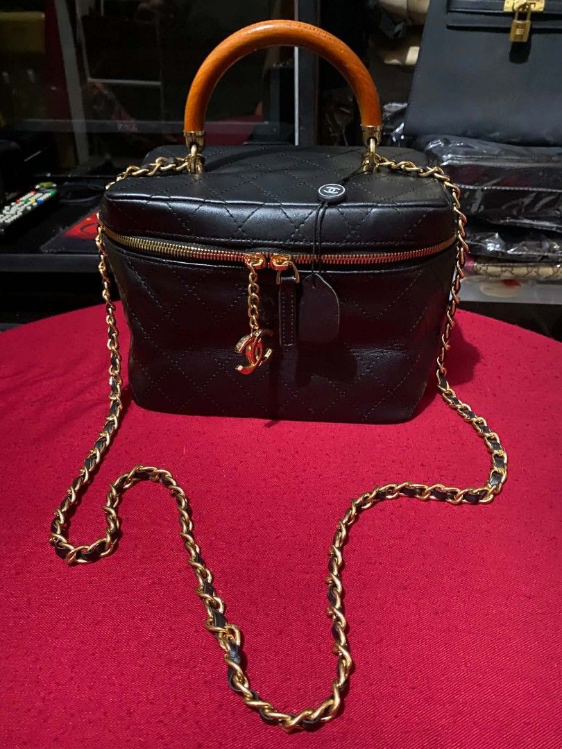 Box type (Category: Cross-body Bags) located in Manila. Submitted by glaiza02 (Listing ID 1470414272, Image 2). Description: .