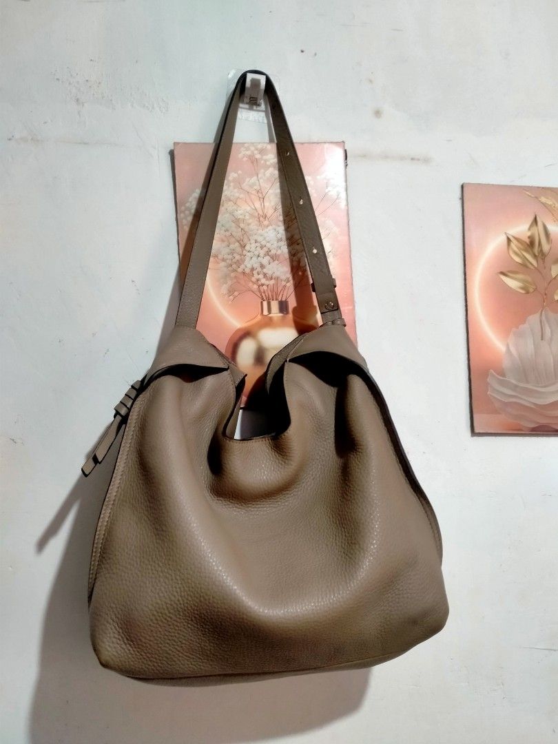Branded leather bag (Category: Luxury Bags & Wallets) located in Cavite. Submitted by inday79 (Listing ID 1470383716, Image 1). Description: Samuel Ashley Genevieve 👜 Model: SA-B5080 Cow Leather Size: 34 × 15 × 30 cm ✨ Elegant & classy Like new po cya malinis Good po sa nag office Price : 1,200 sale Original Price in site (¥45, 760 yen) samuel ashley 18,000 pesos in philippines money.