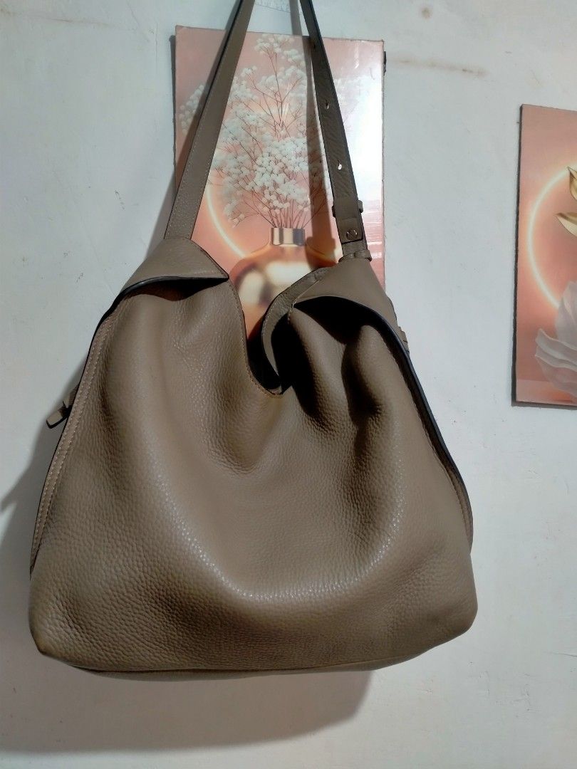 Branded leather bag (Category: Luxury Bags & Wallets) located in Cavite. Submitted by inday79 (Listing ID 1470383716, Image 2). Description: Samuel Ashley Genevieve 👜 Model: SA-B5080 Cow Leather Size: 34 × 15 × 30 cm ✨ Elegant & classy Like new po cya malinis Good po sa nag office Price : 1,200 sale Original Price in site (¥45, 760 yen) samuel ashley 18,000 pesos in philippines money.
