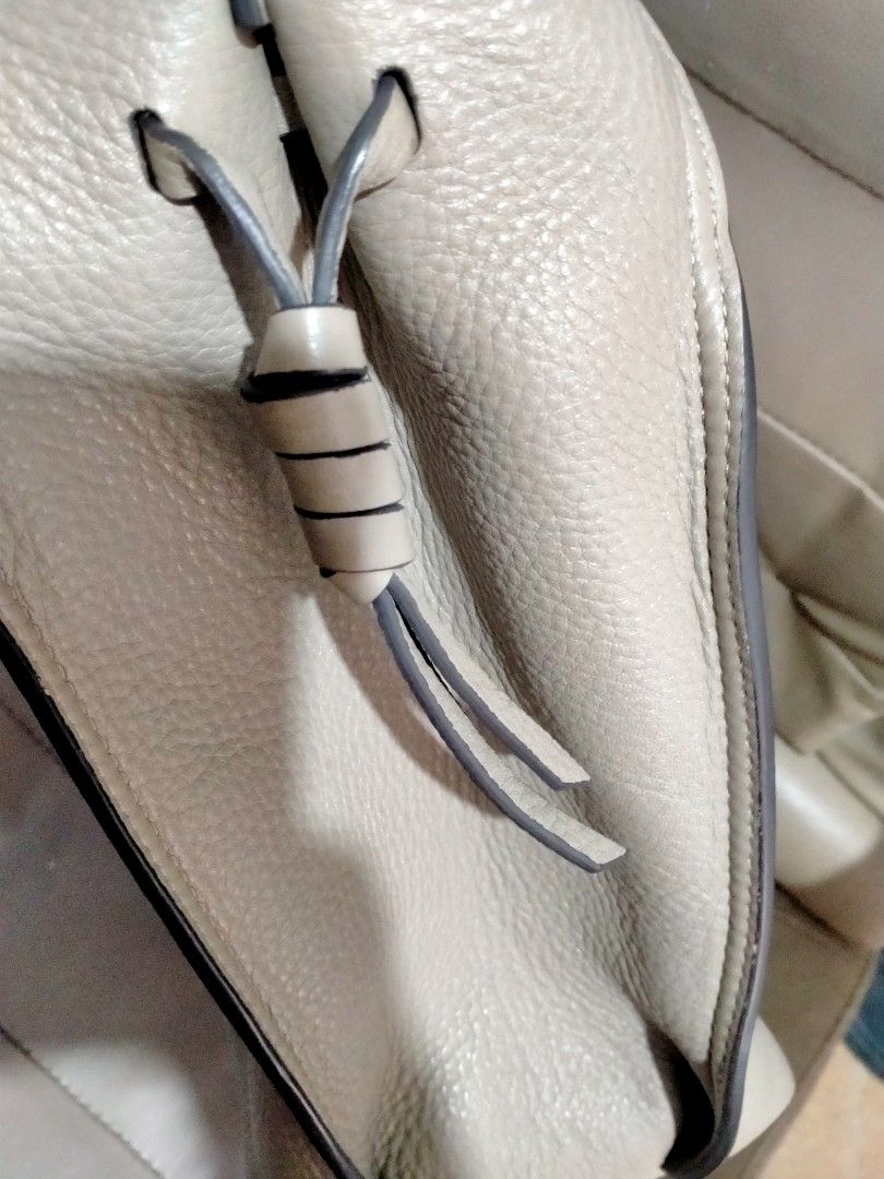Branded leather bag (Category: Luxury Bags & Wallets) located in Cavite. Submitted by inday79 (Listing ID 1470383716, Image 3). Description: Samuel Ashley Genevieve 👜 Model: SA-B5080 Cow Leather Size: 34 × 15 × 30 cm ✨ Elegant & classy Like new po cya malinis Good po sa nag office Price : 1,200 sale Original Price in site (¥45, 760 yen) samuel ashley 18,000 pesos in philippines money.