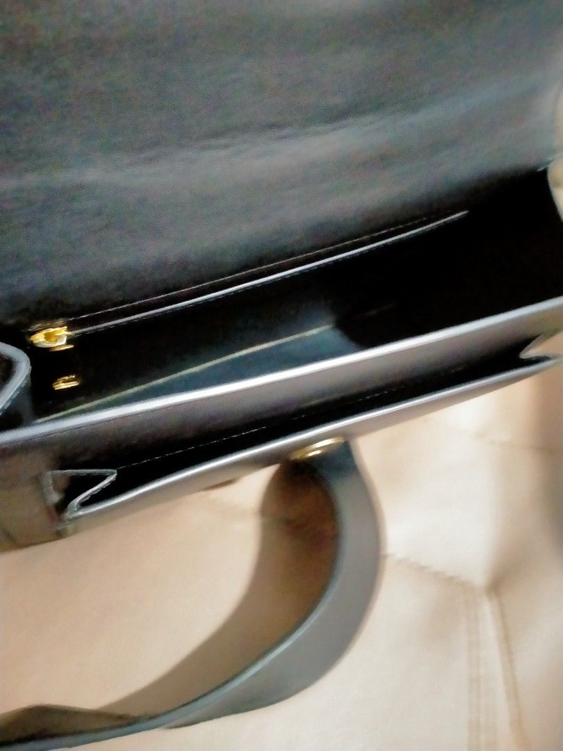 Branded Leather Cross Body bag (Category: Luxury Bags & Wallets) located in Cavite. Submitted by inday79 (Listing ID 1470406248, Image 3). Description: JW PEI Black Leather Crossbody Bag 👜 ✨ Brand: JW PEI 🖤 Color: Classic Black 👜 Style: Crossbody Bag ✨ Material: Leather 👌 Condition: Slightly used Elegant and timeless! Perfect for everyday use, office, casual outings, and any occasion. Easy to match with your favorite outfits. 💰 Selling Price