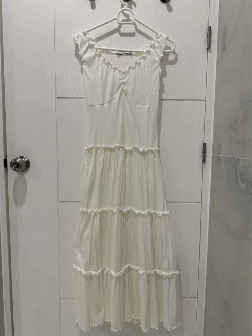 BRANDY MELVILLE scrunched long dress (Category: Dresses) located in Manila. Submitted by bella_boo (Listing ID 1470458528, Image 1). Description: have to sell by TUESDAY tags 🏷️ brandy melville subdued edikted cotton on stradivarius pull and bear hnm zara bershka .