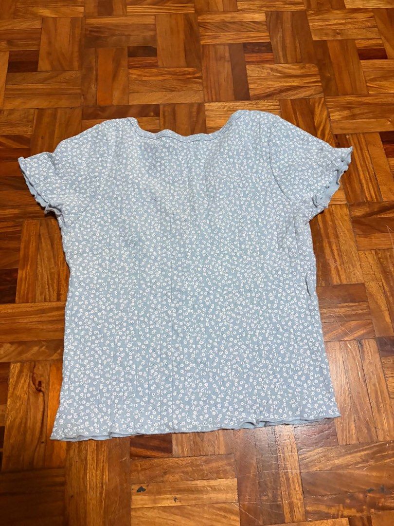 Brandy Melville Zelly Top (Category: Shirts) located in Rizal. Submitted by mikaria715 (Listing ID 1470510587, Image 2). Description: - worn once or twice - OG brandy melville.