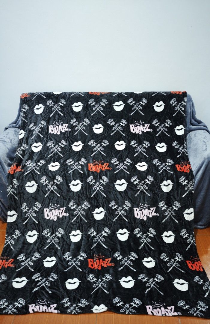 Bratz Black Fur Fleece Blanket - Single (Category: Bedding & Towels) located in Mariveles. Submitted by hl.reyrfinds (Listing ID 1470497497, Image 1). Description: 🍀☘️🍀☘️🍀 Fur Fleece Blanket Soft, Midweight, Glossy Pay First. MOD: JnT.