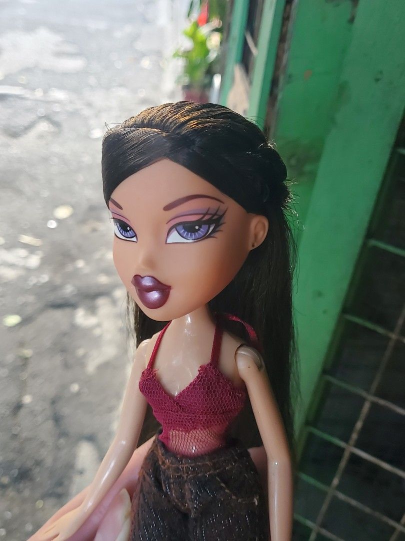 Bratz og gno dana (Category: Figurines & Statues) located in Manila. Submitted by ashanti444 (Listing ID 1470438426, Image 3). Description: clothes and shoes in pic are included glued neck peg para hindi naka tingala (can rotate left and right) may very small stain sa cheek, mareremove naman siguro ng acetone removed real lashes.