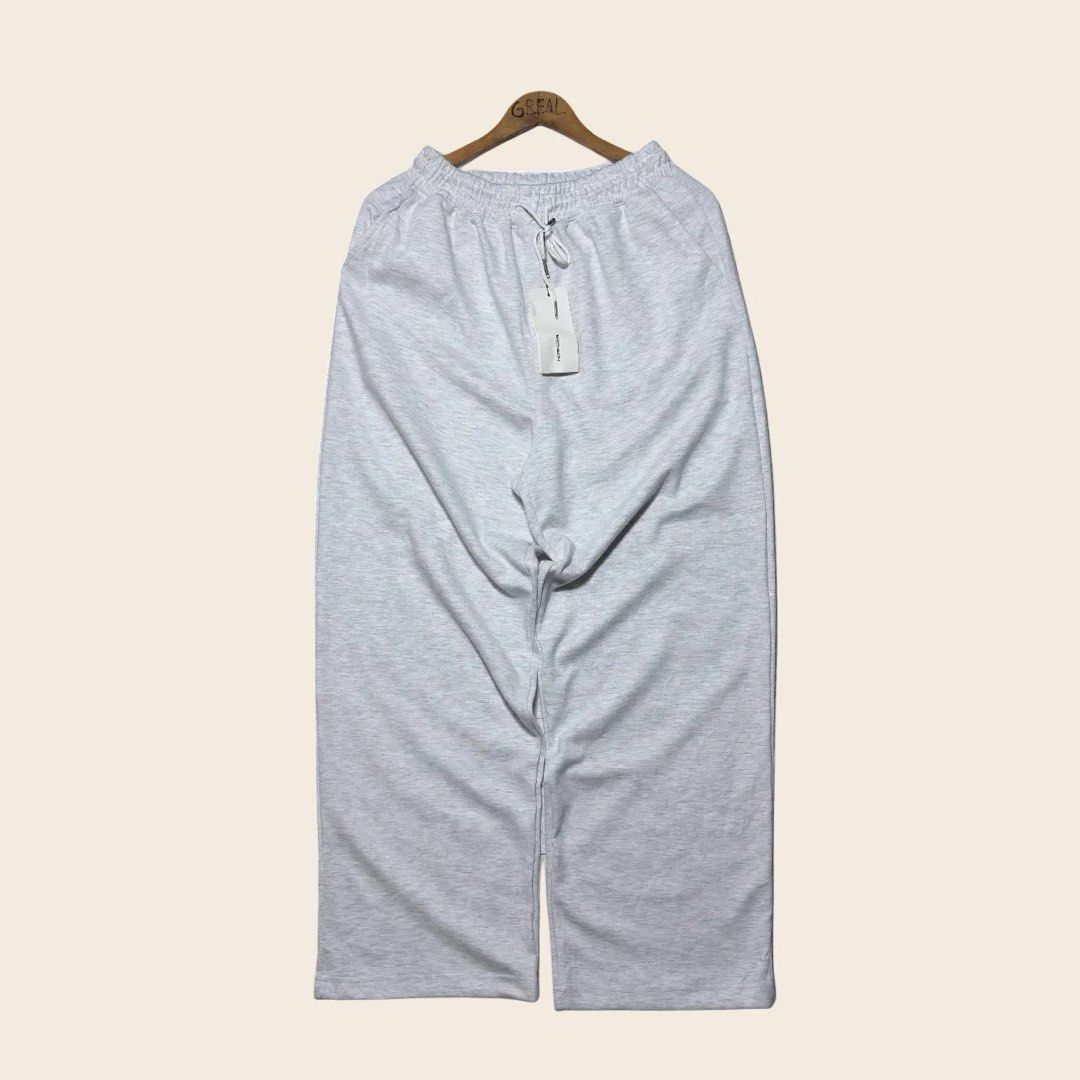 Brenson baggy sweat pants (Category: Joggers) located in Palompon. Submitted by paulrojas13 (Listing ID 1470545040, Image 1). Description: Size: XL on tag Dimensions: Waist 30–42, Length 42, Thigh 14.5, Leg Opening 10.5 Condition: As New with hang tag Color Rate: 9.9/10 Issue: None .