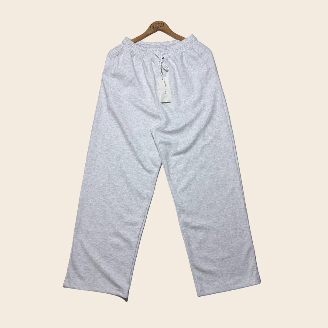 Brenson baggy sweat pants (Category: Joggers) located in Palompon. Submitted by paulrojas13 (Listing ID 1470545040, Image 2). Description: Size: XL on tag Dimensions: Waist 30–42, Length 42, Thigh 14.5, Leg Opening 10.5 Condition: As New with hang tag Color Rate: 9.9/10 Issue: None .