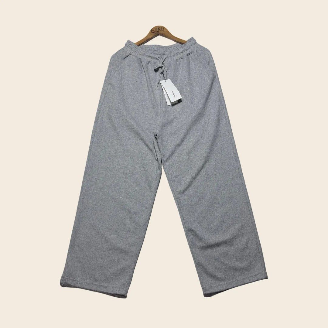 Brenson gray baggy sweat pants (Category: Joggers) located in Palompon. Submitted by paulrojas13 (Listing ID 1470545101, Image 2). Description: Size: L on tag Dimensions: Waist 30–40, Length 42.5, Thigh 14.5, Leg Opening 11 (Adjustable) Condition: As new with hang tag Color Rate: 9.9/10 Issue: None .