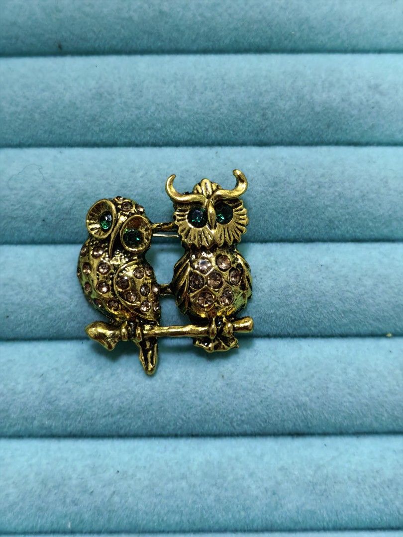 Brooch Pin Twin Owls (Category: Brooches) located in Taguig. Submitted by jeannescarlet (Listing ID 1470454661, Image 1). Description: 💎Brand New 💎Alloy Material.