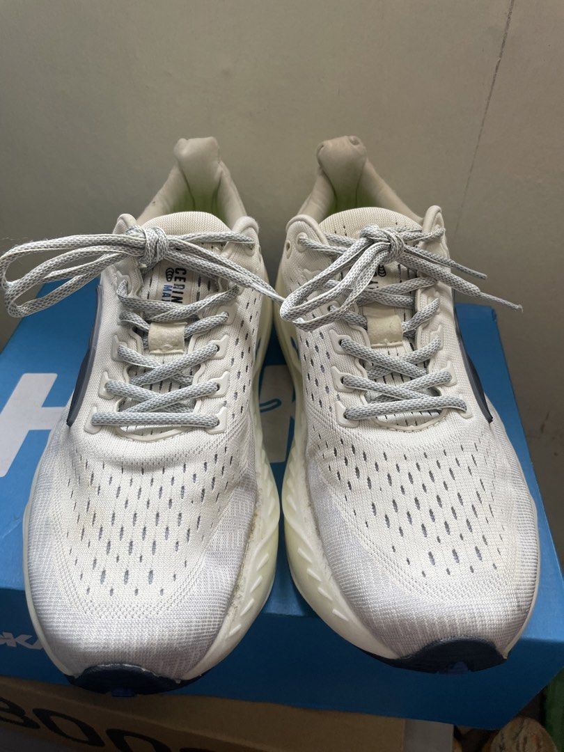 Brooks Glycerin Max US9.5 (Category: Sneakers) located in Quezon City. Submitted by drake0302 (Listing ID 1470358848, Image 2). Description: For sale: brooks glycerin max US9.5 , with issue , wearable .