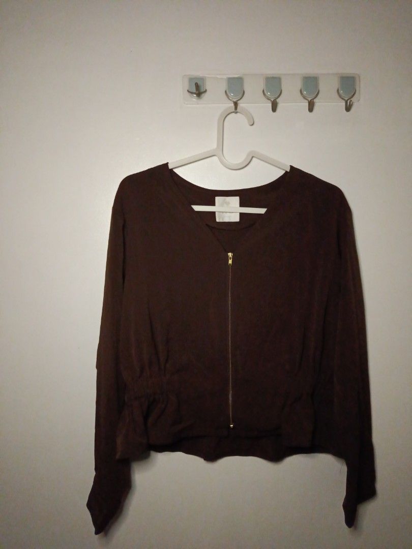 Brown blouse sale (Category: Blouses) located in Manila. Submitted by acmar012 (Listing ID 1470418371, Image 1). Description: This is a pre-loved blouse that is big for my size..