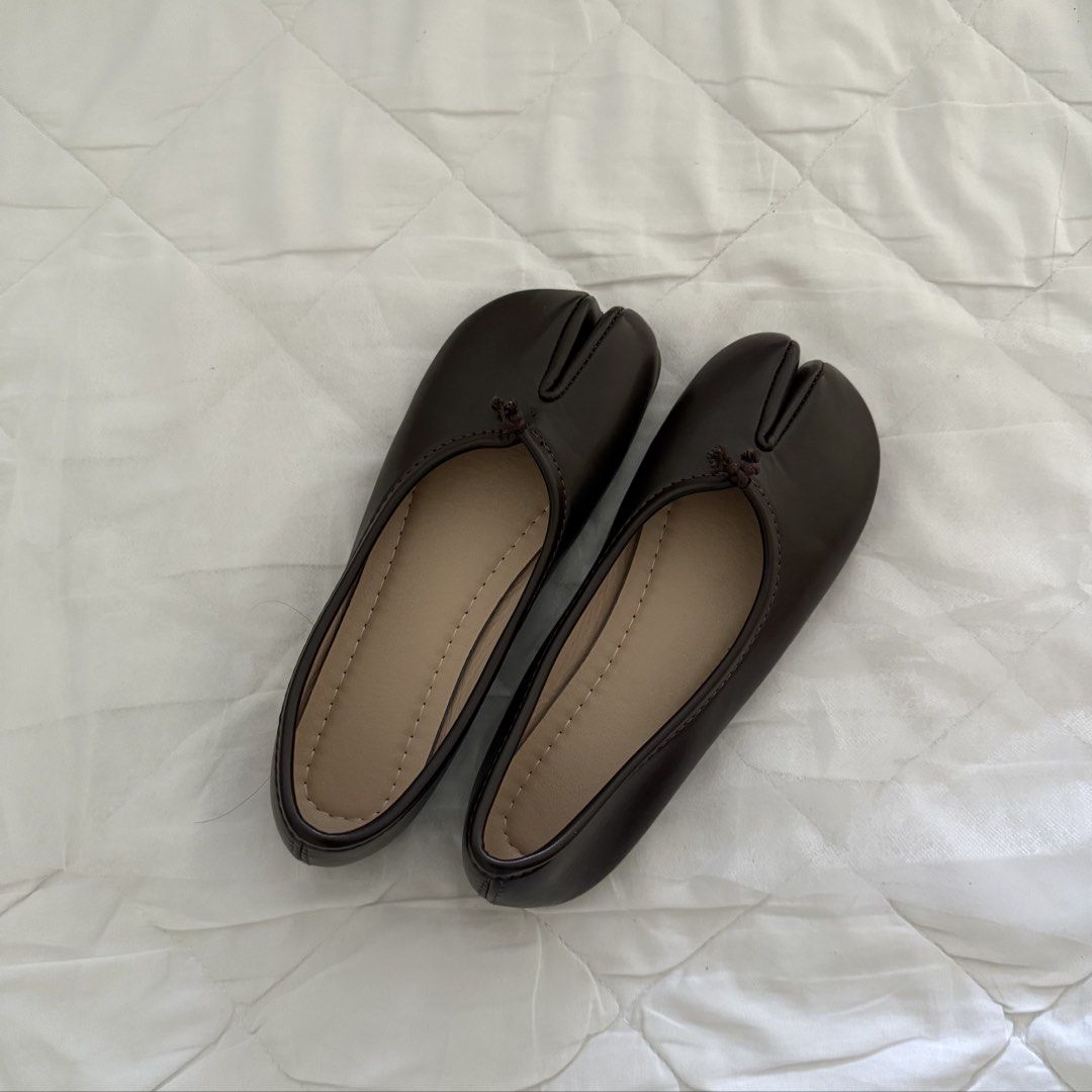 Brown Tabis Shoes (Category: Flats & Sandals) located in Davao. Submitted by aug_amari (Listing ID 1470354202, Image 1). Description: retails 500+ used once lang size 37 - left shoes merong pa v cut when i bought it but not visible naman rfs: extra.