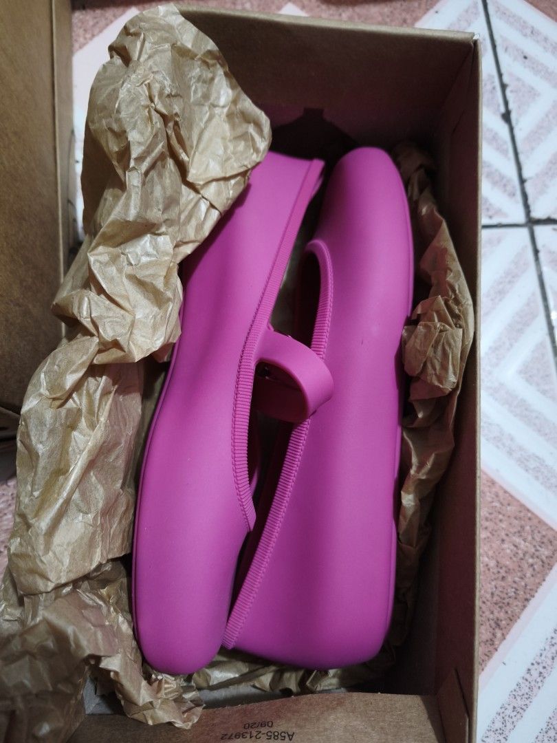 Bundle Footwear Size 9 (Category: Shoe inserts) located in Taytay. Submitted by rgun28 (Listing ID 1470372623, Image 2). Description: Authentic/Original Money back guaranteed Selling low price!! Bundle only ‼️ Nike Size 8.5 US used twice only Vans Men 8/ Women 9.5 US Size brandnew Melissa Flats Offwhite Size10 USA/ 39-40Brazil used thrice only Mellisa Fuschia Pink Size9 USA/38 Brazil used once only.