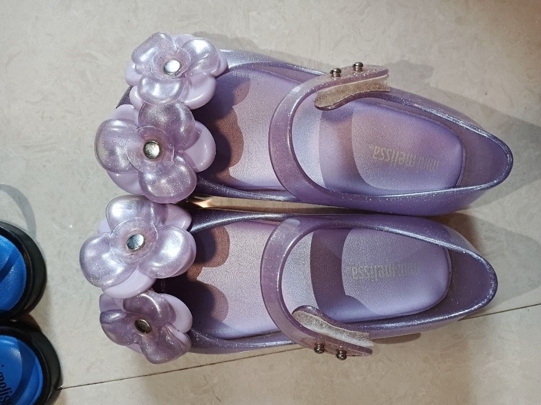[Bundle] Mini Mel US9 and MMF (Category: Babies & Kids Fashion) located in Quezon City. Submitted by waemierrie (Listing ID 1470511429, Image 2). Description: Sold as bundle, has minimal flaws. bawal po sa maselan, can provide more pics if needed. Original Mini Melissa Glittery Purple Rose US9 ~ missing inner dun sa flower Original Mini Melissa Snow White Sandals US9 ~ has minor tears and dikitin sa red part. faded paint on the buckle. but can be