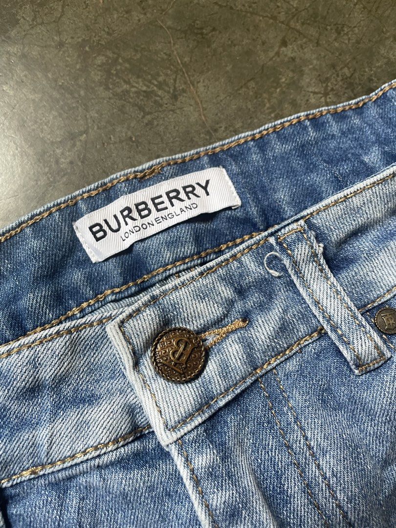 Burberry (Category: Luxury Apparel) located in Ilagan. Submitted by thrift2south (Listing ID 1470353751, Image 3). Description: .