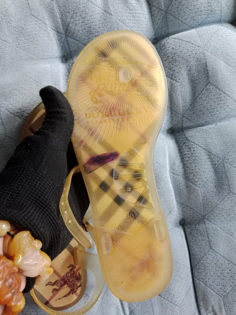 Burberry Thong (Category: Flats & Sandals) located in Angeles City. Submitted by mjshoppingretail (Listing ID 1470448727, Image 3). Description: Burberry Thong Orig excellent used looks new.