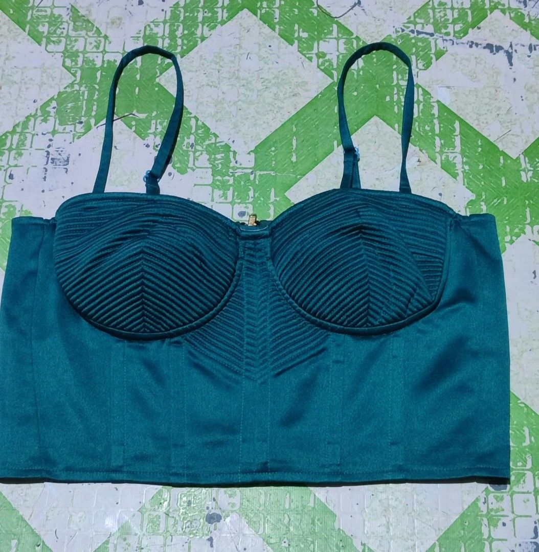 BUSTIER CORSET TOP (Category: Others Tops) located in Manila. Submitted by swiftgem.027998 (Listing ID 1470401994, Image 3). Description: BNEW WITH TAG BUSTIER CORSET TOP DARK TEAL/DARK BLUE GREEN ? 😅 SUPER RARE NG KULAY ANG GANDA DIN NG DESIGN WITH BONINGS ZIP BACK WITH UNDERWIRE BUST SIZE IS FOR 32-34 A/B ONLY NATATANGGAL UNG STRAP KAYA PWEDE MAGING TUBE MED SIZE NOT STRETCH 27INCHES WAIST SIZE ONLY.