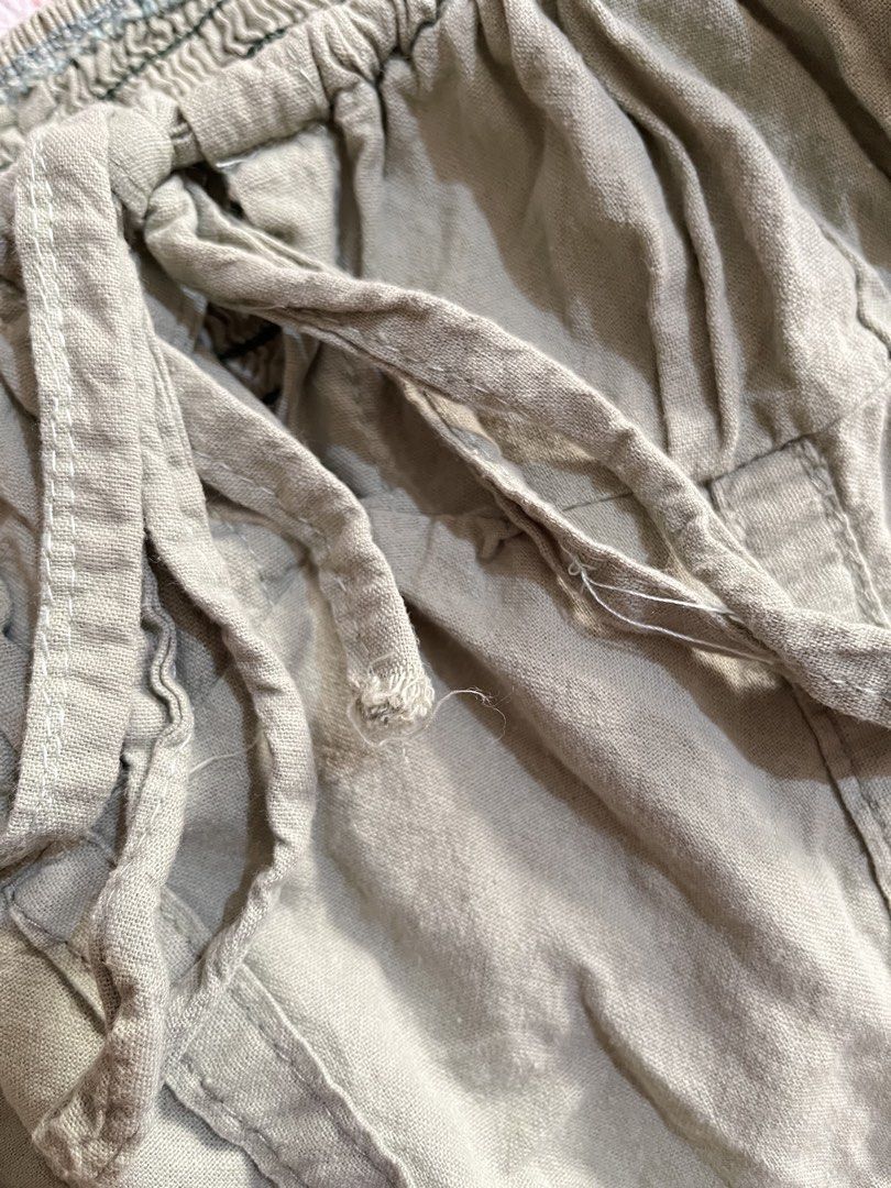 Bustier Puff Sage Olive Green Crop Top (Category: Blouses) located in Cabanatuan. Submitted by winx_closeth (Listing ID 1470413295, Image 3). Description: Minor Flaw sa dulo ng ribbon Mas malaki lang ng onti yong puff sa kabilang shoulder Unnoticeable stain .