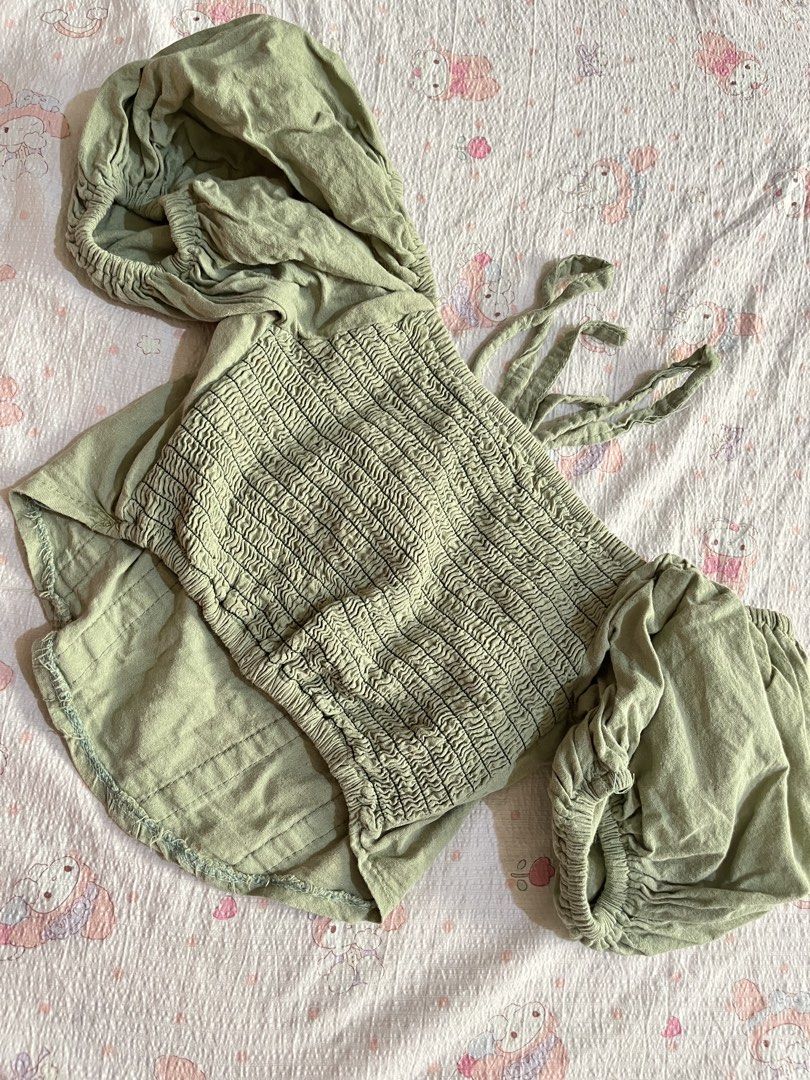 Bustier Puff Sage Olive Green Crop Top (Category: Blouses) located in Cabanatuan. Submitted by winx_closeth (Listing ID 1470413295, Image 2). Description: Minor Flaw sa dulo ng ribbon Mas malaki lang ng onti yong puff sa kabilang shoulder Unnoticeable stain .