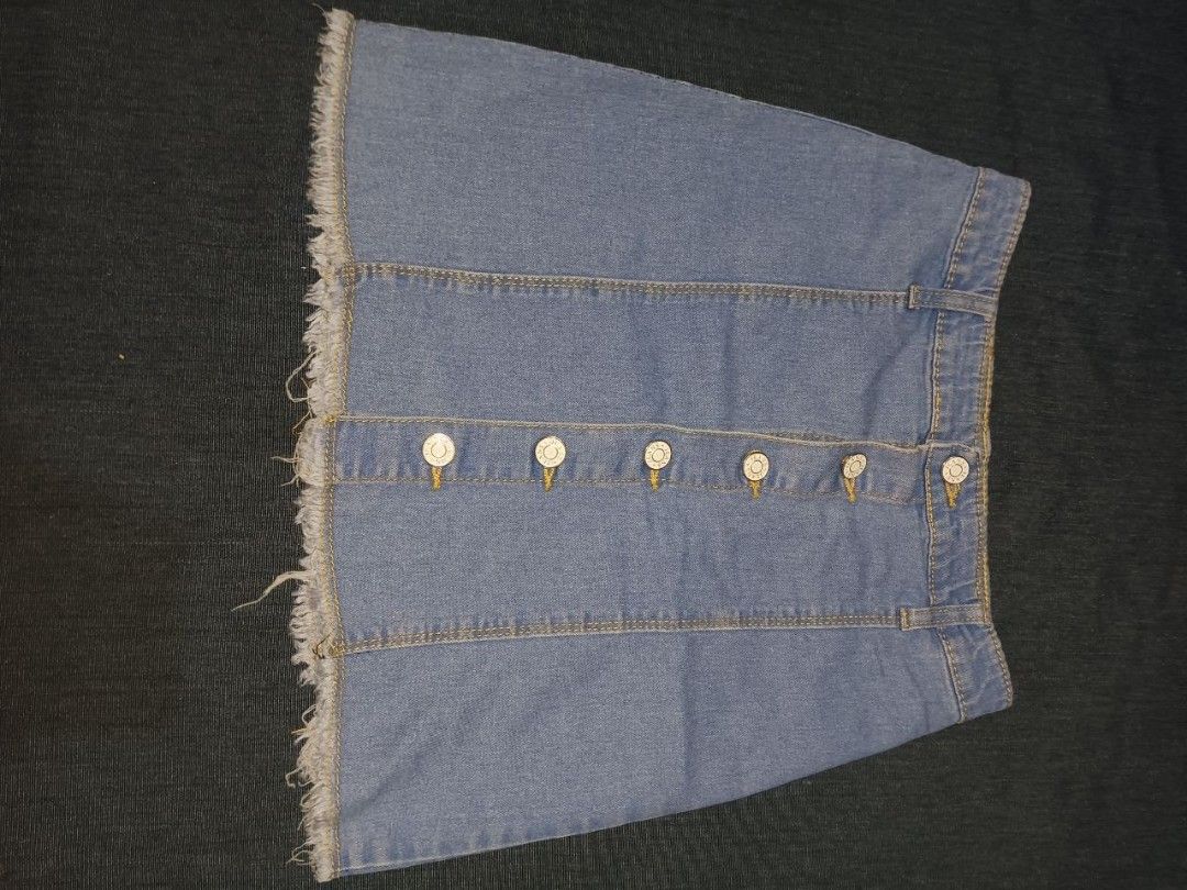 Button-front denim mini skirt (Category: Skirts) located in Manila. Submitted by superdex29 (Listing ID 1470449458, Image 1). Description: SIZE: 24 ‎LENGTH: 15 ‎USED BUT NOT ABUSE ‎RFS : NEED FUNDS ‎.