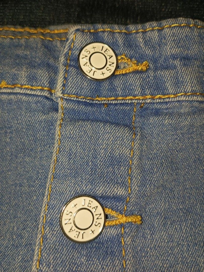 Button-front denim mini skirt (Category: Skirts) located in Manila. Submitted by superdex29 (Listing ID 1470449458, Image 2). Description: SIZE: 24 ‎LENGTH: 15 ‎USED BUT NOT ABUSE ‎RFS : NEED FUNDS ‎.