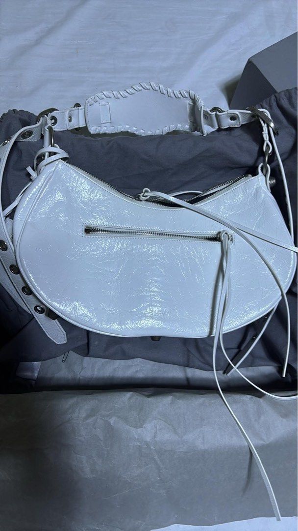 Caloge small leather bag (Category: Cross-body Bags) located in Cebu City. Submitted by xiangutierrez (Listing ID 1470370774, Image 2). Description: Complete inclusion Used twice during event Made in leather material.