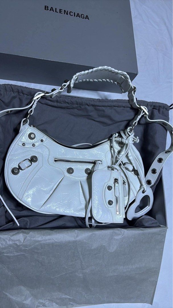 Caloge small leather bag (Category: Cross-body Bags) located in Cebu City. Submitted by xiangutierrez (Listing ID 1470370774, Image 1). Description: Complete inclusion Used twice during event Made in leather material.