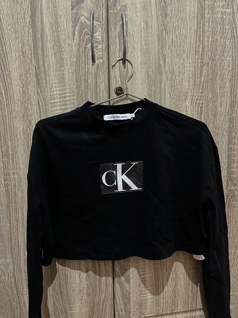 Calvin Klein (Cropped Long sleeve) (Category: Others Tops) located in Cauayan City . Submitted by declutterdarling (Listing ID 1470463665, Image 1). Description: Size: XXS .