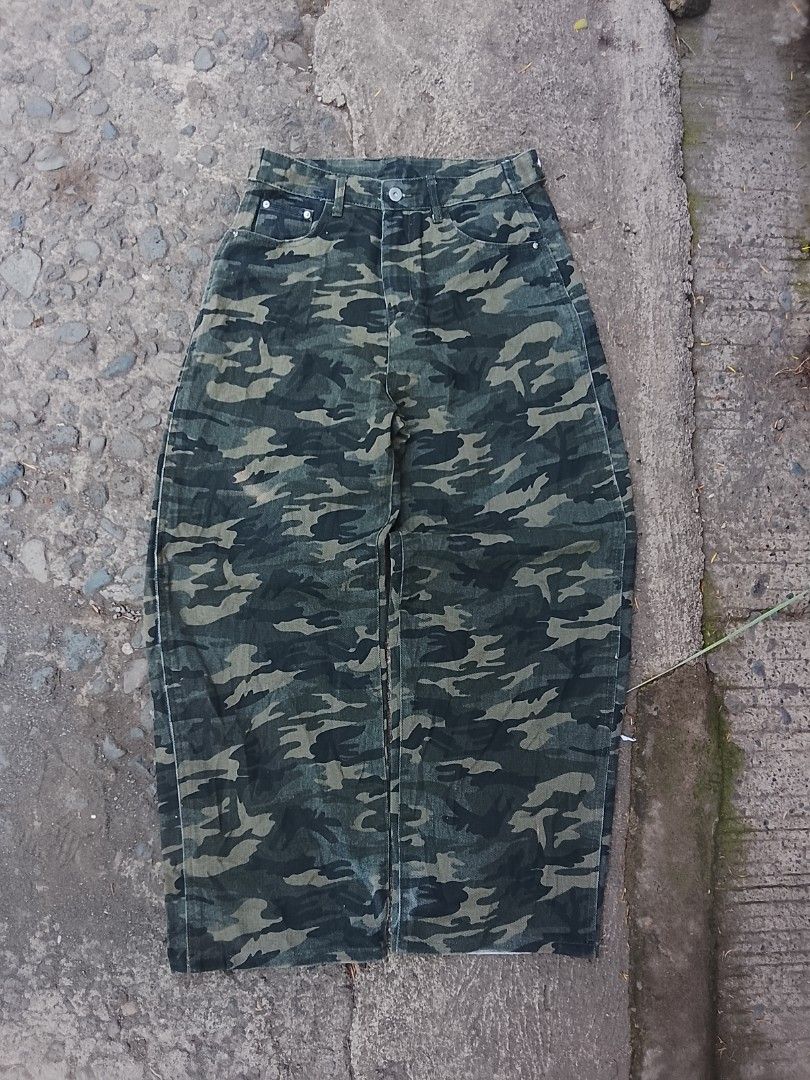 Camouflage Baggy heavyPants (Category: Jeans) located in Salay. Submitted by kenzmisael55555 (Listing ID 1470417821, Image 1). Description: waist: 32 thigh: 13.5 hem: 10.5 napaka solid nito bro hard / heavy.