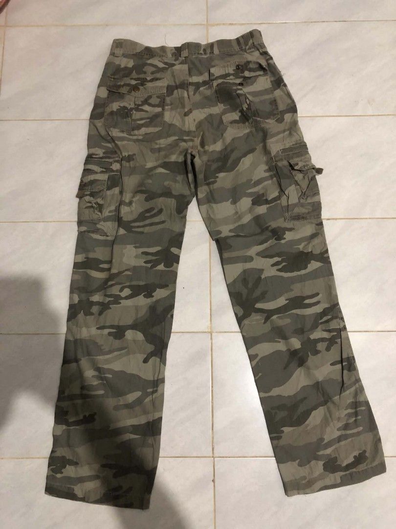 Camouflage Cargo Pants (Category: Jeans) located in Tuguegarao City. Submitted by aleckfrancisliclican (Listing ID 1470473454, Image 2). Description: size 30 waistline.
