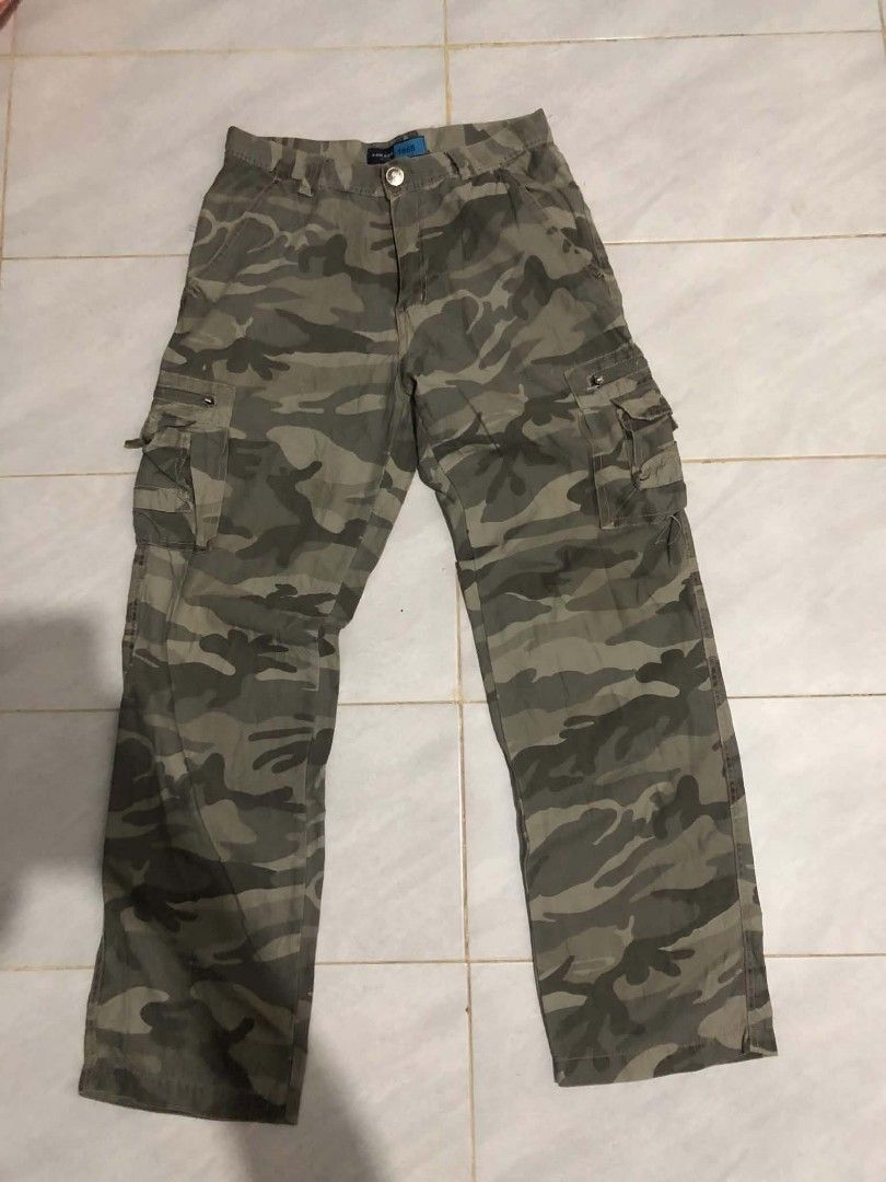 Camouflage Cargo Pants (Category: Jeans) located in Tuguegarao City. Submitted by aleckfrancisliclican (Listing ID 1470473454, Image 1). Description: size 30 waistline.